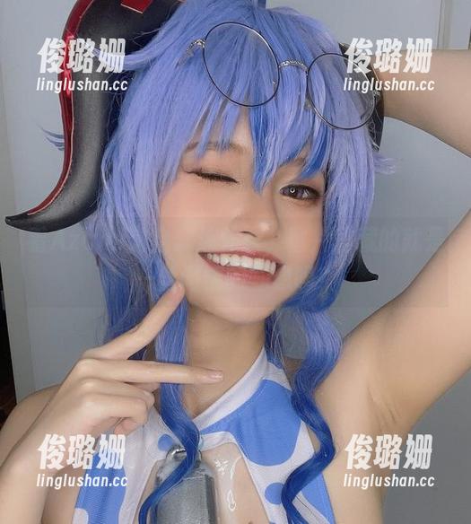 看Azami这全套连体衣，图片里藏的就是一丝调情的气息吗？