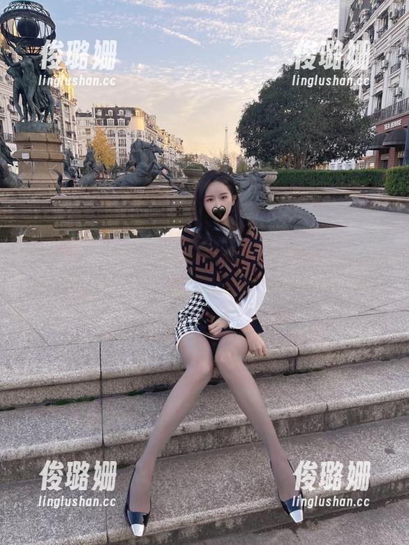 微密圈 - July芝岚的美图私拍大合集：每次“嘿，sir”，旁边的小狗都在翻白眼。