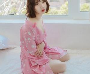 不明白MyuA(뮤아)泳池原图何以让人纠结，但壁纸的话…呃，好像有点上瘾。