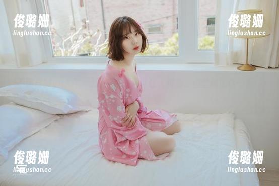 不明白MyuA(뮤아)泳池原图何以让人纠结，但壁纸的话…呃，好像有点上瘾。