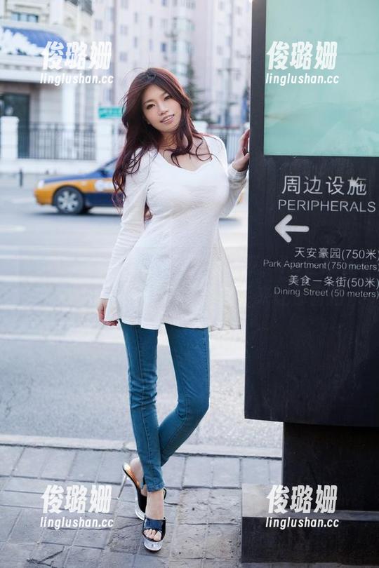 TuiGirl推女郎 - 万圣节之夜，Yu佳妮在鬼屋前的美图分享，举起手来让你害怕