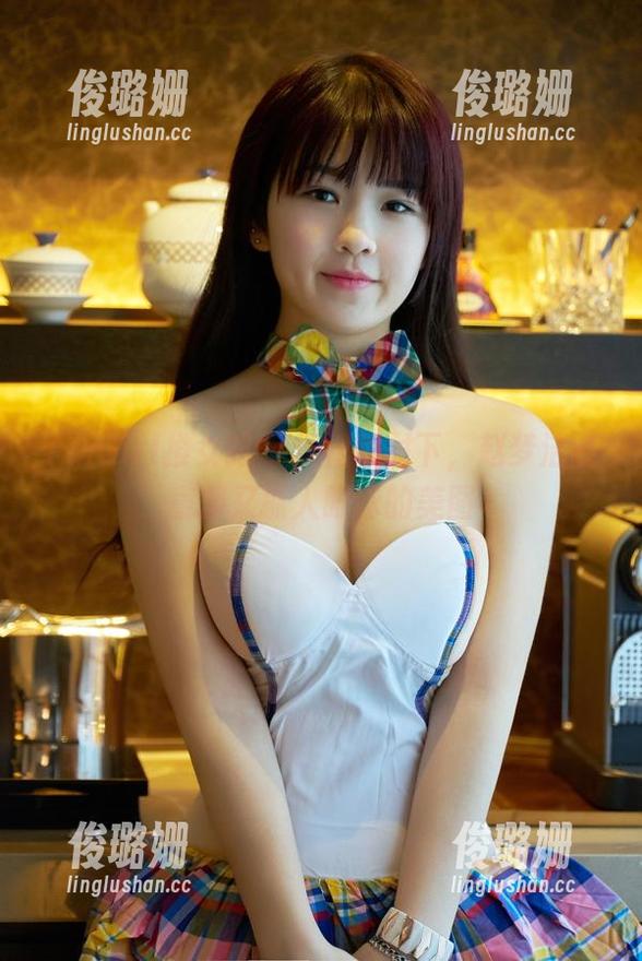 TuiGirl推女郎 - 红裙映衬下，赵梦洁随意却又抓人眼球的美图