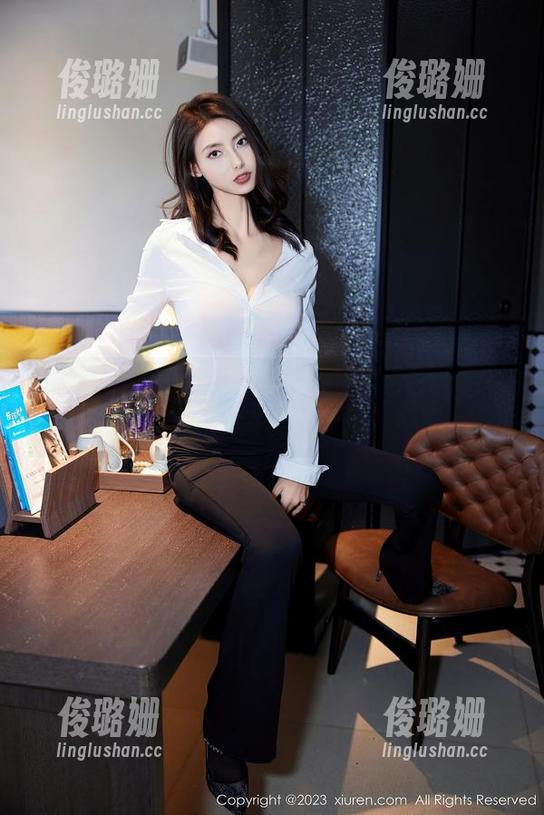 Xiuren秀人网 - 为啥这个连体衣就是养乐多Doll的？免费照片了解一下！