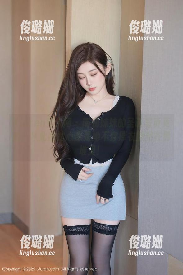 Xiuren秀人网 - 南初妹妹的圣诞写真更新：从此我的心愿是她不穿厚衣服站在雪堆里！