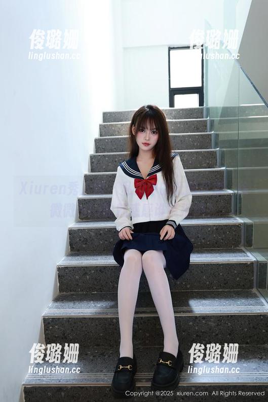 Xiuren秀人网-徐微微mia Xiuren秀人网 - 私拍中的低胸开襟,徐微微mia的魅惑感谁能拒绝?