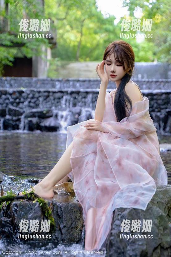 Xiuren秀人网 - 看那短裙摆，李若汐的原图让我想到了初夏的游乐场