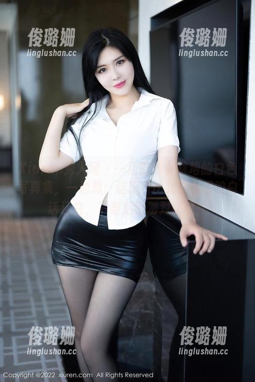 Xiuren秀人网 - 一边翻看舒林培的白色写真集，一边想：这图片比我审美观的白话还白，下载后请勿对比哦！