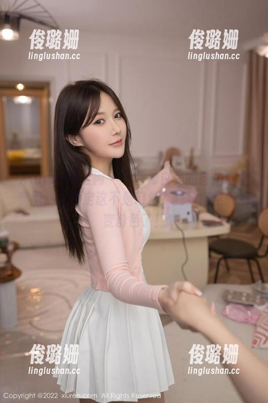 Xiuren秀人网-西希白兔 Xiuren秀人网 - 当西希白兔的自拍遇上美图,你确定这不是幻觉?我觉得空气都变粉色了!