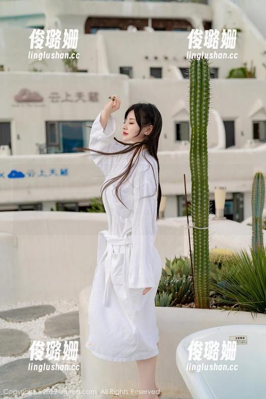Xiuren秀人网 - 金小依红裙：这件衣服是红色的，但光线没给力，算不算无圣光的特技？
