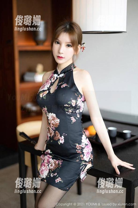 YouMi尤蜜荟 - 哦，图包更新了，战姝羽Zina的姐姐又在这儿玩儿花样。