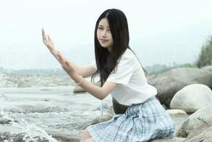 eloise软软的毛衣少女原图，真的是不想活在冬天的阴霾中了！