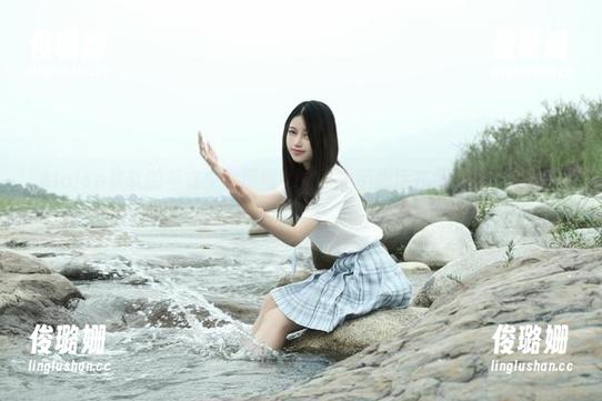 eloise软软的毛衣少女原图，真的是不想活在冬天的阴霾中了！