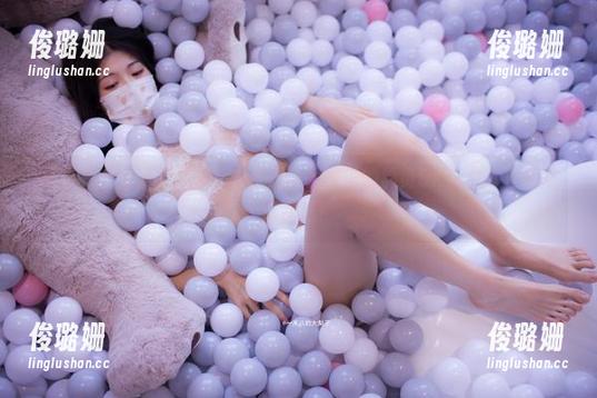 一米八的大梨子 这个图包里藏了什么?一米八的大梨子的黑贞GK手办女仆居然这样玩!