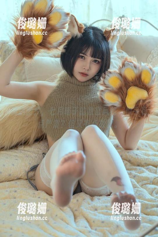 精选图片，七月喵子的教官风格，似乎有点严肃？但又有点放松。