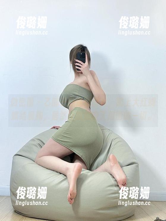 乙醇子 微密圈 - 乙醇子的这张图片,配上大红蝴蝶结裹胸,居然让我忽略了周围的一切。