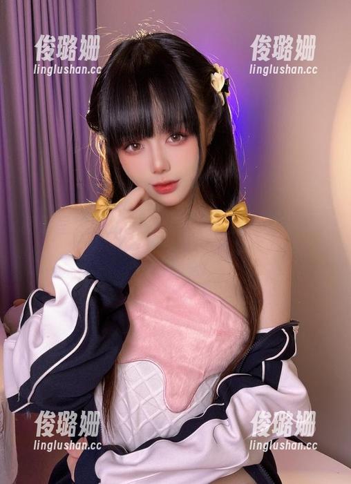 九言 图册呈现,九言的OL姿态,比你想的更随意