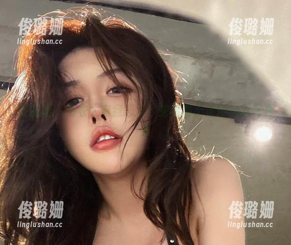 于芷晴 微密圈 - 毛衣太有意思了!来看看于芷晴的新写真集