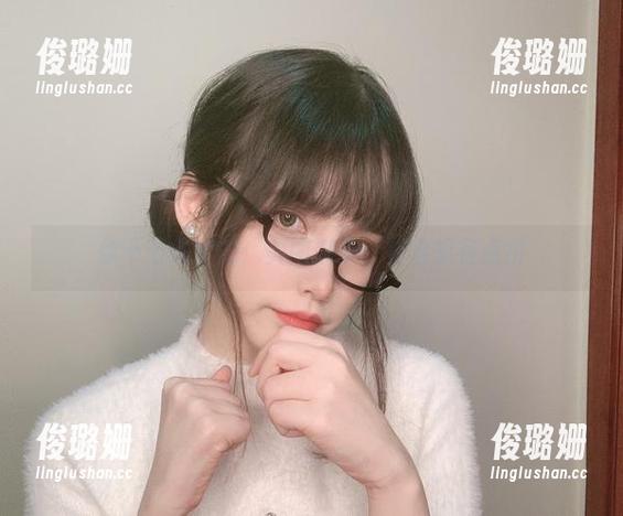 你十七鸽 你十七鸽空姐:美图满分,妆容却有点拼
