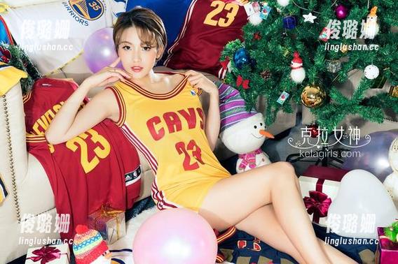 克拉女神 - 短裙图包：钟淇就是那条裙子里的自由精神，真想知道她的裙子里藏了什么！