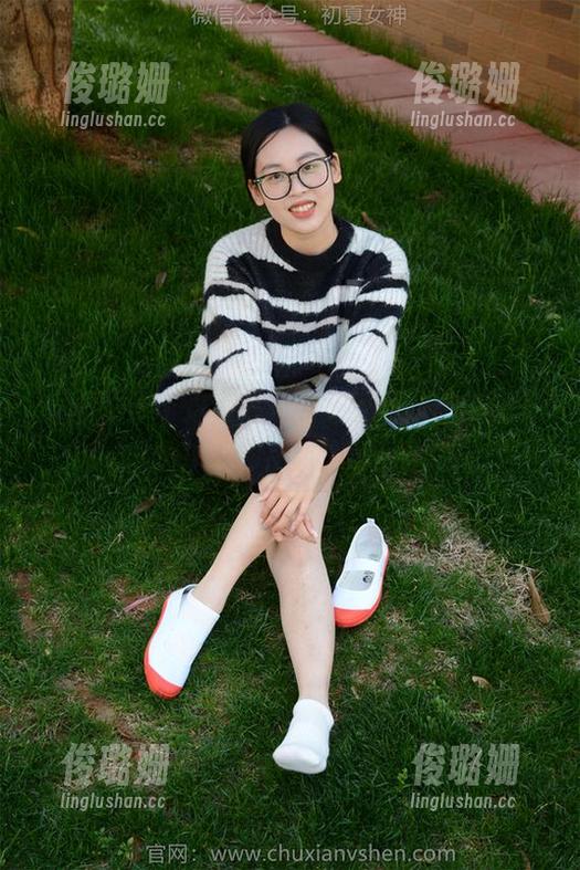初夏女神-依依 初夏女神 - 这图集里的定制网袜,依依俨然成了网袜的代言人!