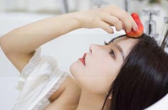 微密圈 - 白丝图集里的古阿扎，时而若隐若现，让我有种想继续翻页的冲动。