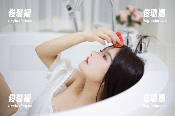 微密圈 - 白丝图集里的古阿扎，时而若隐若现，让我有种想继续翻页的冲动。