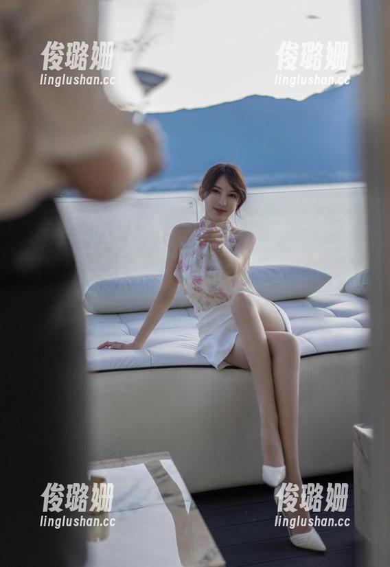 周妍希 微密圈 - 办公室里的冷艳优雅:周妍希全套图包的无意间撩拨