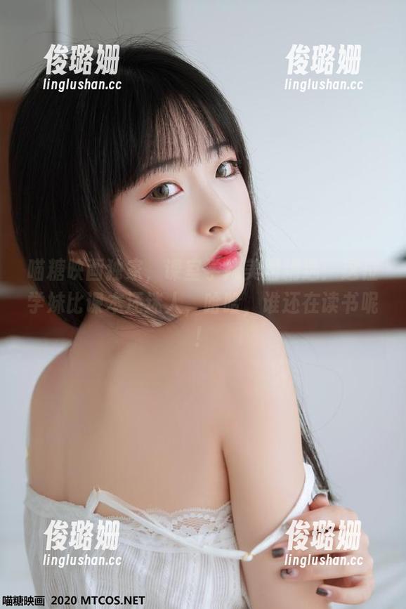 喵糖映画独家，课室学妹美图精选：这位学妹比课本还迷人，哈哈，谁还在读书呢！