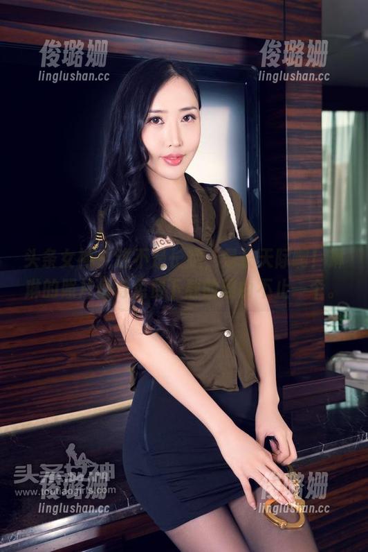 头条女神-琳琳 头条女神 - 这不是长腿,是长天际啊!琳琳的照片值得免费下载的理由不止一个。