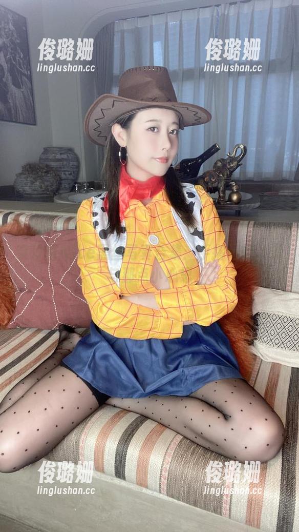 奈汐酱Nice 奈汐酱Nice黑丝写真合集:手指间的丝滑与那点小心思