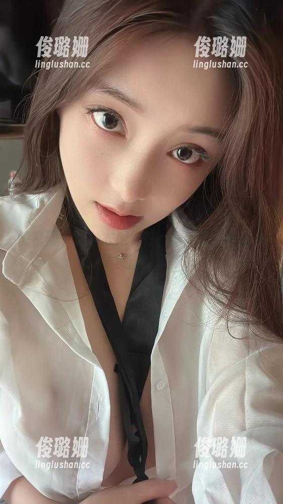 奶雯 微密圈 - 这种衣服真好,偏偏被奶雯穿上了美图的风格