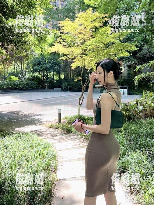 妮是老虎 微密圈 - 在线欣赏:“妮是老虎”的牛仔短裤,原来这样走路也能这么有范。