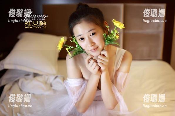 推女神 - 噢，这可是程小烦的教室写真！课本有没有翻？