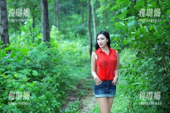 推女郎 - 艾栗栗的校服，没有圣光的点缀，图包里的每一帧都如此简单直接！