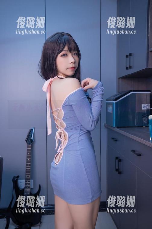 无颜小天使wy打卡学姐写真，把书本摔开来