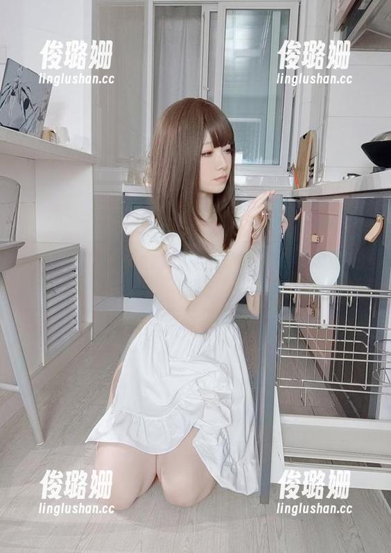 朝雾爱的写真合集：套装和我不可思议的默契