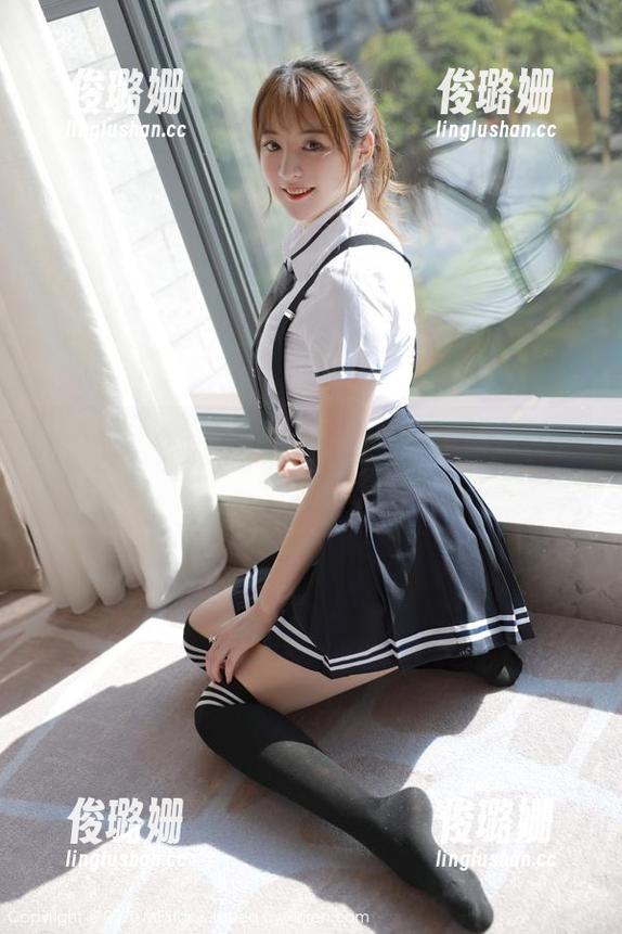 模范学院 - 在线看“任莹樱”圣诞合集，每一张都像是从紧急逃亡的派对现场