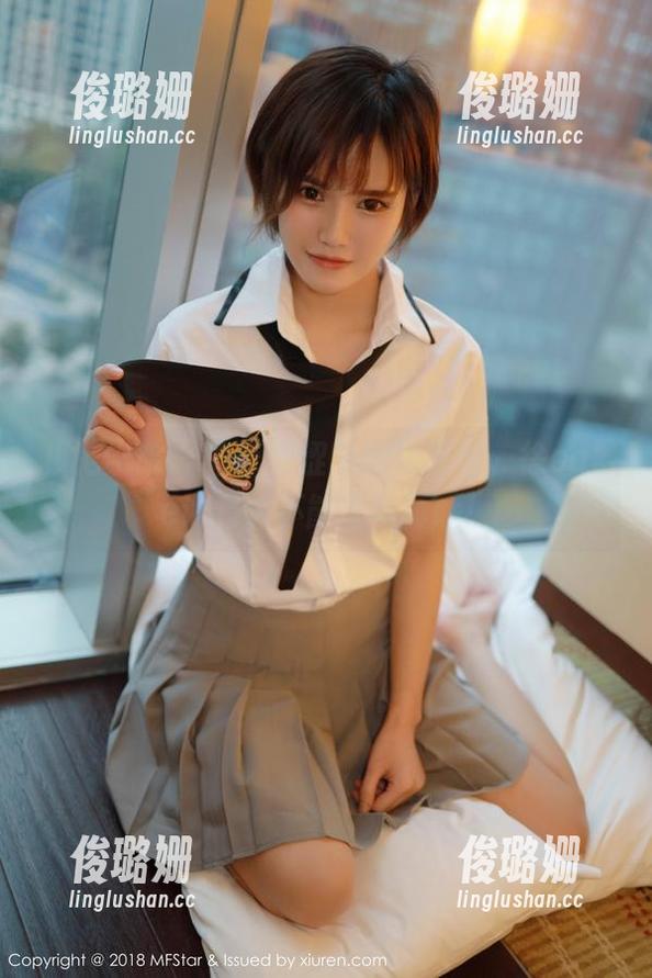 模范学院 - 略带羞涩的校服福利，徐cake说看人不能太认真哦！