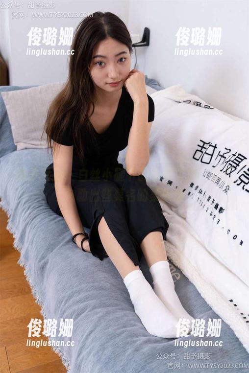 甜予摄影 - 白丝小腿下的小熊写真，照片勾勒出些莫名的柔软感
