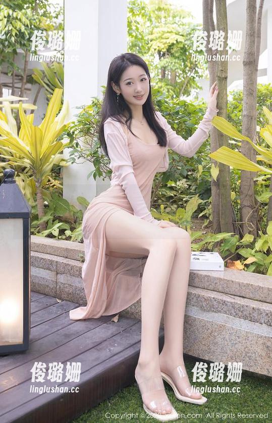 秀人网 - 李可儿的吊带作品，让我忍不住想多看几遍，一直循环！