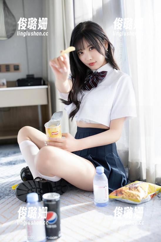 秀人网 - 杜viki与女仆：这盛世美颜可不会被任何滤镜掩盖，原图的味道最真实。