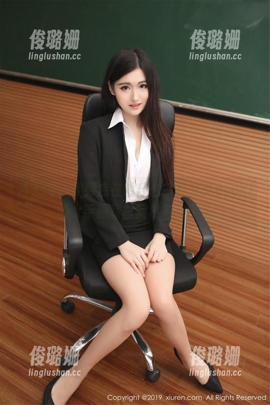 秀人网-林文文yooki 秀人网 - 我到底在瞅什么?林文文yooki的水手服写真竟然有点上头