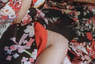 我给‘自闭颜球球’的照片打个及格，我已被这少女的神态搞得心里毛毛的