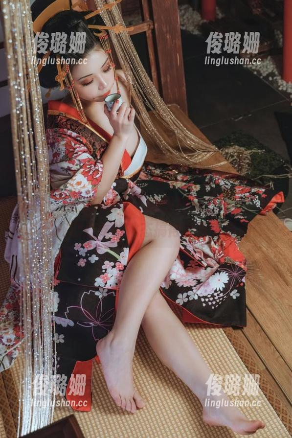 自闭颜球球 我给‘自闭颜球球’的照片打个及格,我已被这少女的神态搞得心里毛毛的