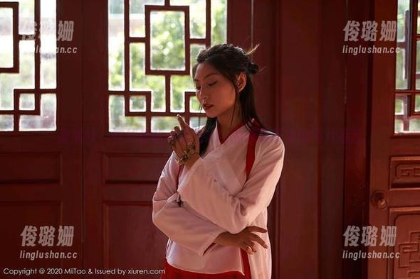 蜜桃社-小魔女lily 蜜桃社 - 在线体验小魔女lily的泳装带来的图片混乱