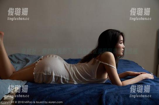 蜜桃社 - 倾斜的光影下，结衣泳衣美图图集的诱惑感