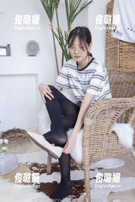 袜啵啵 - 甜甜圈的冒险：在图库里发现奶油泡芙剧情的未解之谜