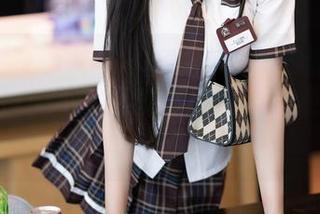 语画界 - 在允儿Claire的红裙黑丝图包里，我的目光不知不觉停了下来，更新极具吸引力！