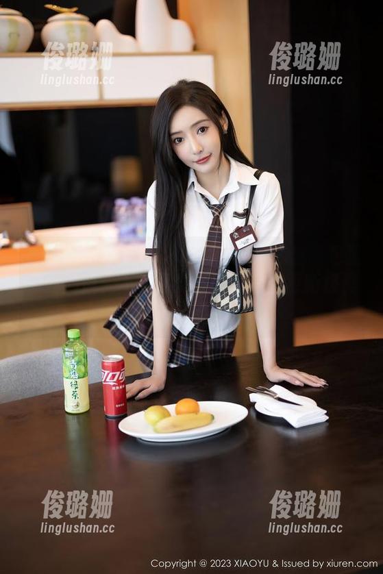 语画界 - 在允儿Claire的红裙黑丝图包里，我的目光不知不觉停了下来，更新极具吸引力！