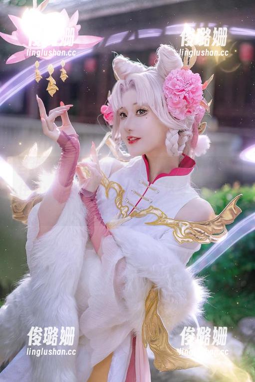 当我看到露儿大魔王穿的连衣裙，就忍不住想：这算哪门子的cos，这身姿太吸引眼球了吧！